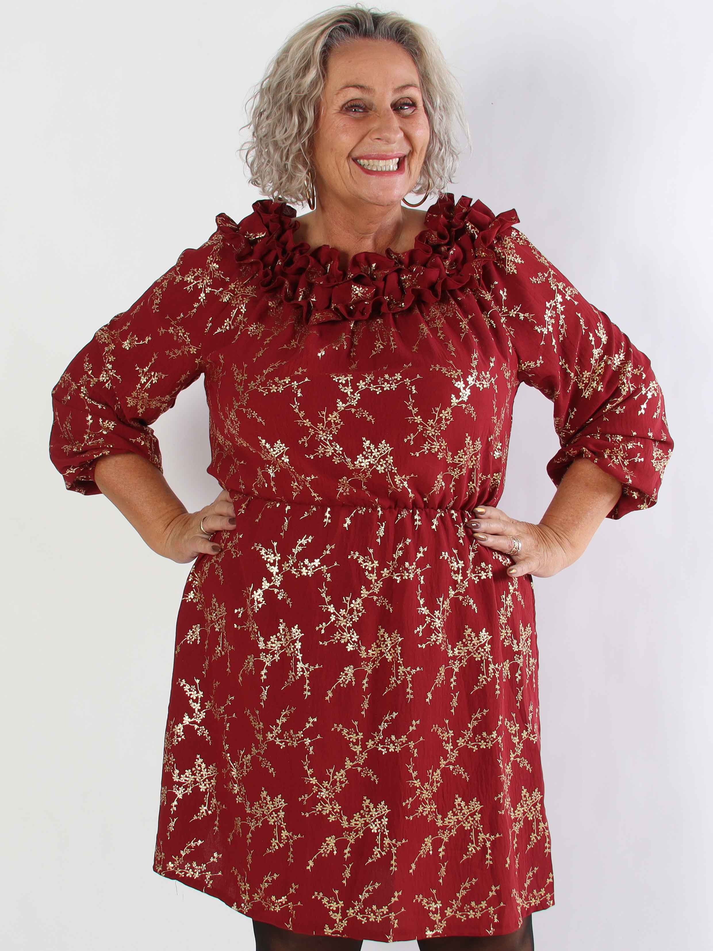 Chili Gold Fitted Dress - Plus size kjole i guld print med flæsekant og elastik i taljen